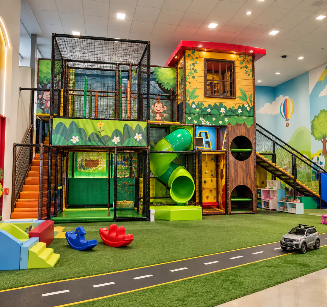 Espaço infantil para casa de festa com circuito temático, escorregador e área recreativa