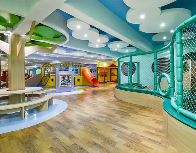 Espaço kids com brinquedoteca, circuito de atividades e mobiliário planejado