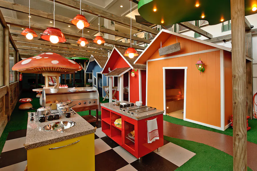 Projeto de restaurante com espaço infantil temático, casinhas e cozinha lúdica